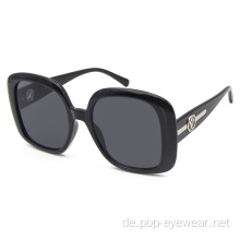 Sonnenbrille mit breitem Schirm im Designer-Stil